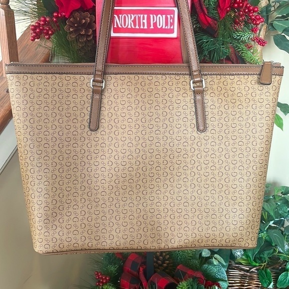 Brand New Guess Mandrake Travel Bag Large Zippered Shoulder Tote Purse in Mocha - Picture 4 of 14